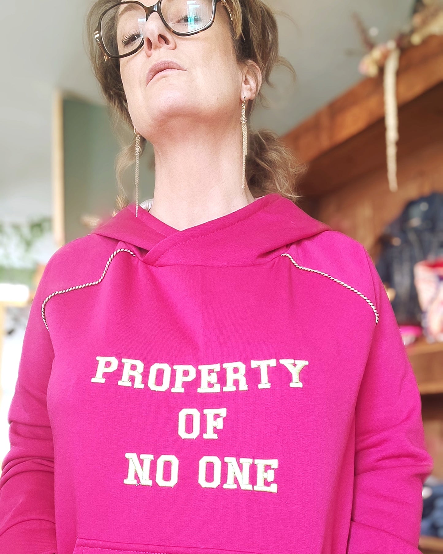 Le sweat fait main - Property of No One