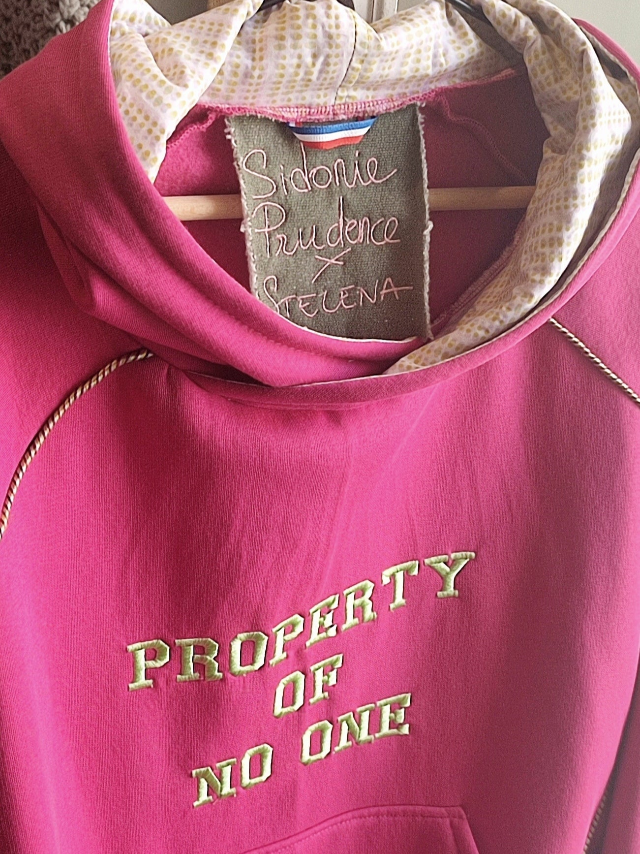 Le sweat fait main - Property of No One